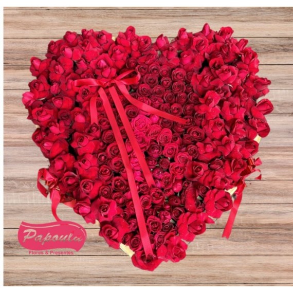 arranjo de rosas no coraçao de madeira