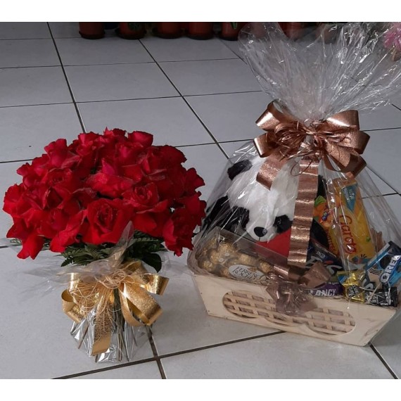 Arranjo Grande com 24 Rosas Vermelhas Com Cestas de chocolate 