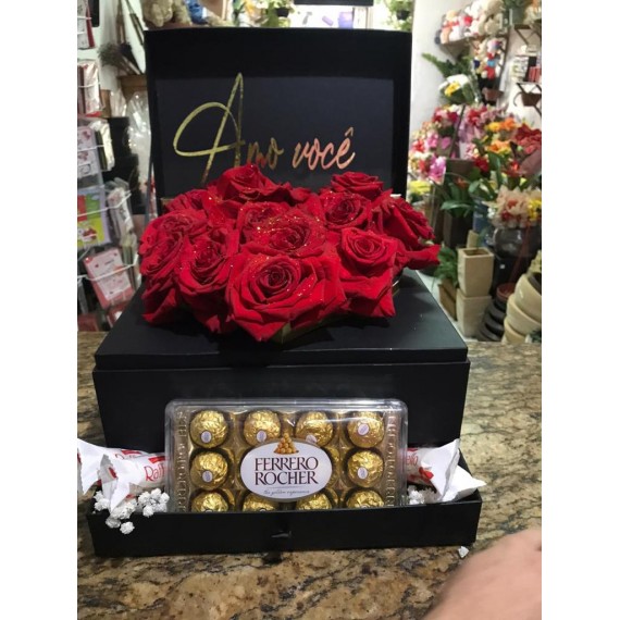 Buquê com 12 rosas na caixa, junto com Ferrero Rocher e Rafaello