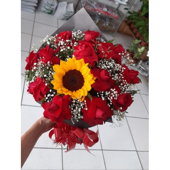 BUQUÊ COM 12 ROSAS VERMELHAS E 1 GIRASSOL