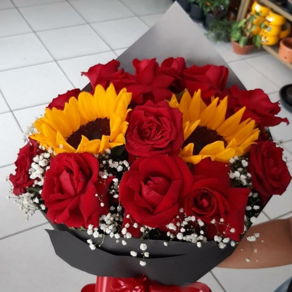 BUQUÊ COM 12 ROSAS VERMELHAS E 2 GIRASSOL