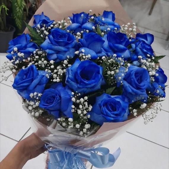 Buquê com 15 rosas azuis