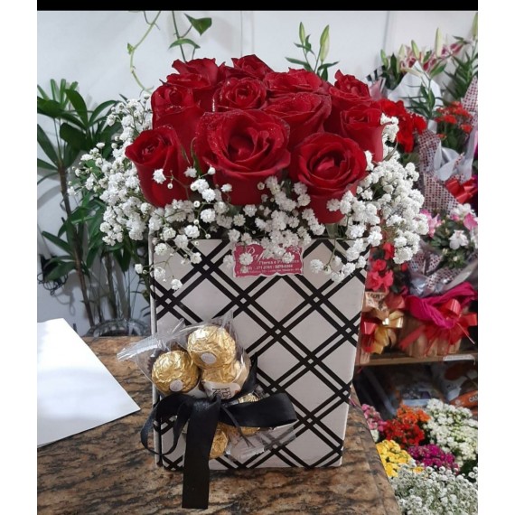 Buquê com 15 rosas na caixa junto com 2 Ferrero Rocher T/3 