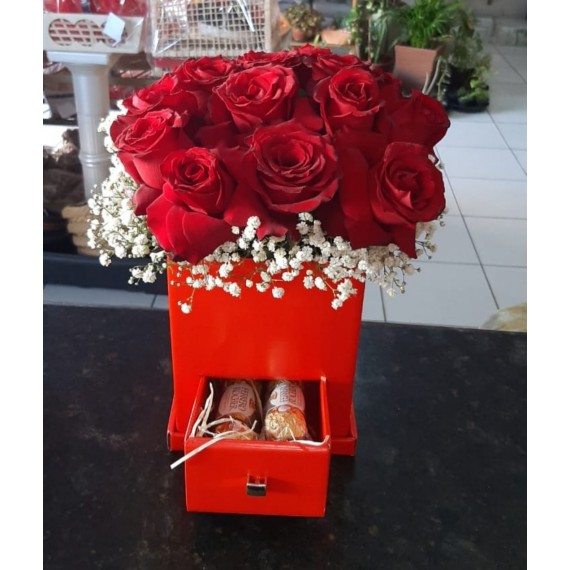 Buquê com 15 rosas na caixa junto com Ferrero Rocher 