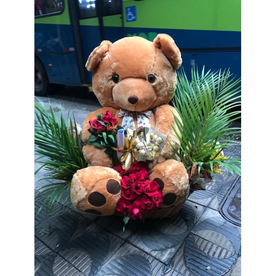 Cesta com urso gigante , arranjo com 12 rosas vermelhas, Ferrero Rocher