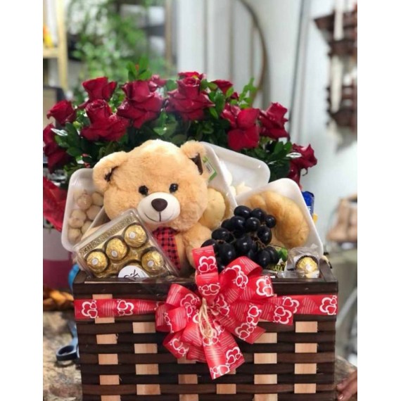 cesta de cafe acompanhada de flores,  ferrero e pelucia