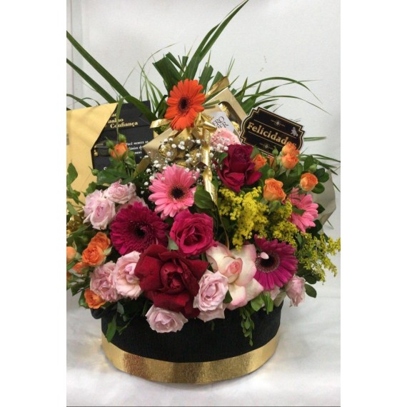 Cesta De Rosas com flores do campo