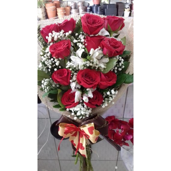 Ramalhete com 12 rosas e astromelias 